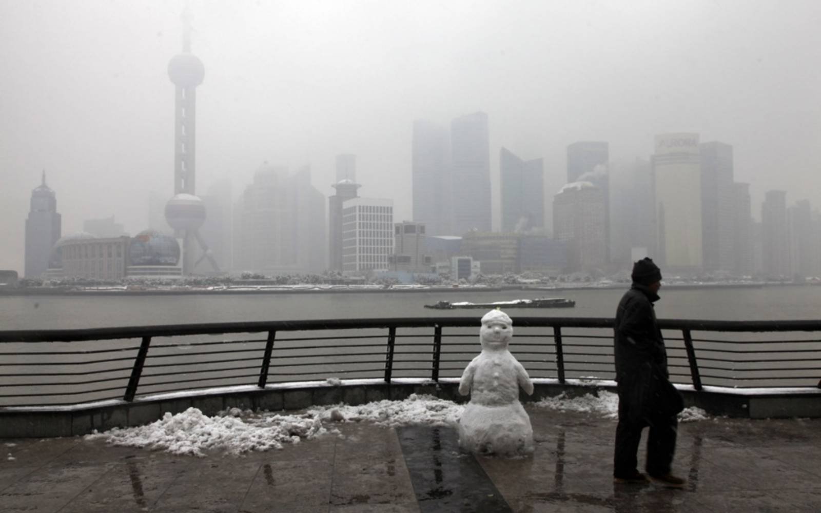 Wave of low temperature brings rare snowfall to Shanghai