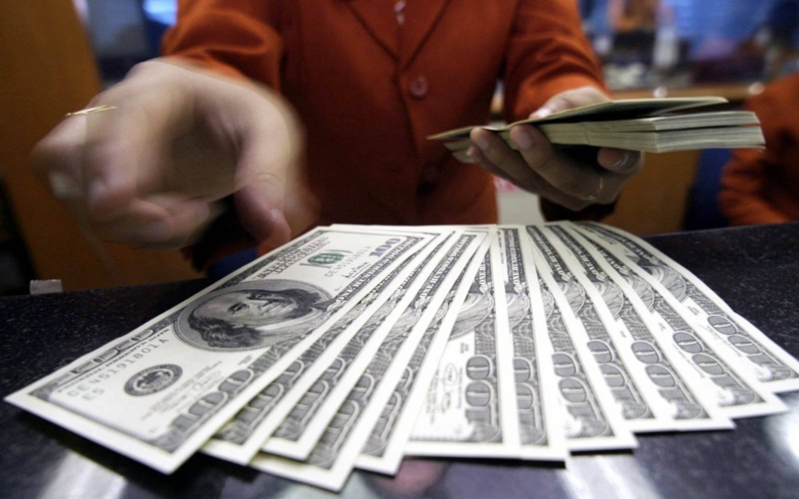 US dollar maintains gains after Trump shifts stance on Greenland