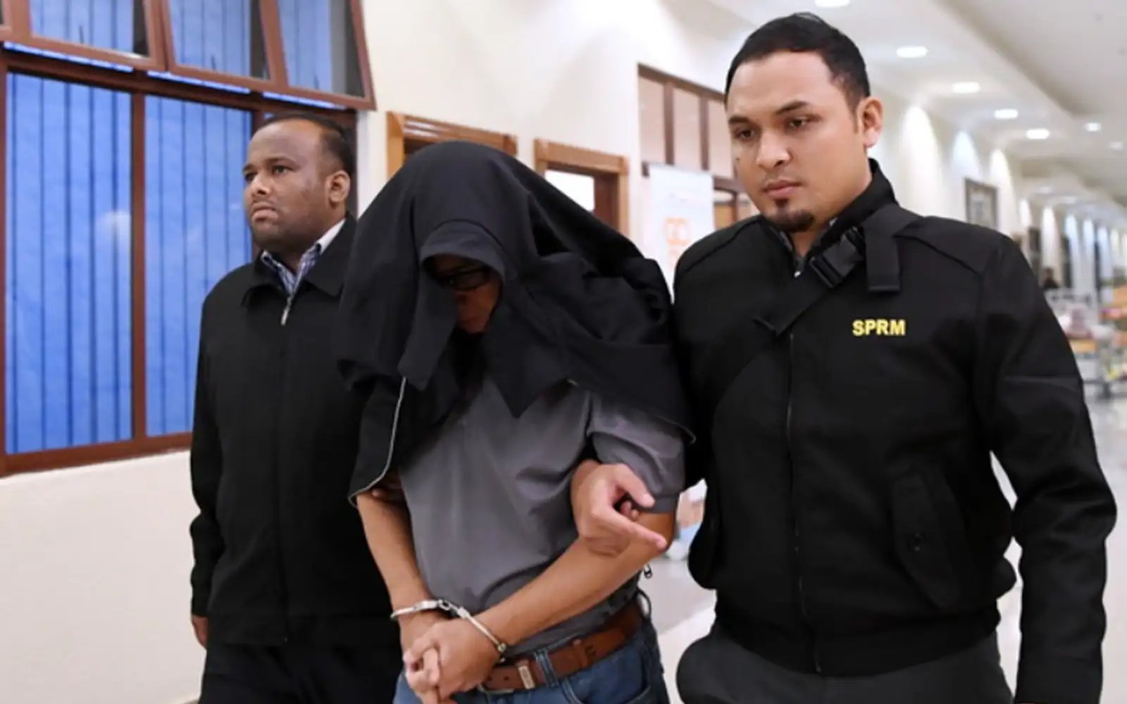 Bekas ketua balai bomba bebas tuduhan beri kontrak syarikat isteri