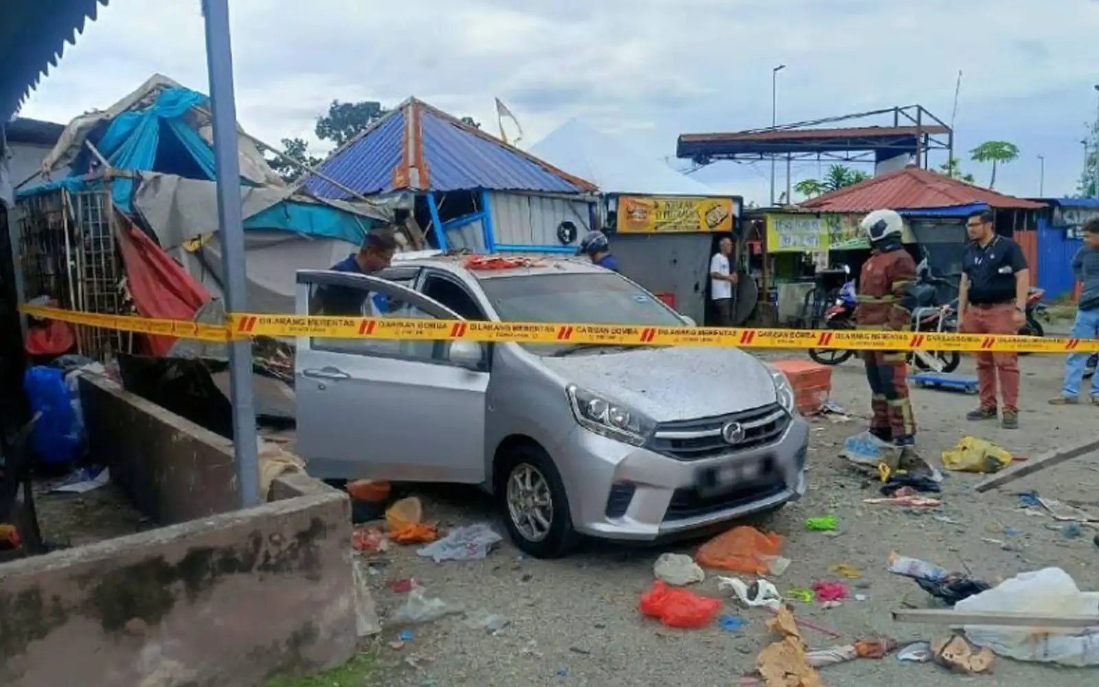Helium gas cylinder explodes at food court