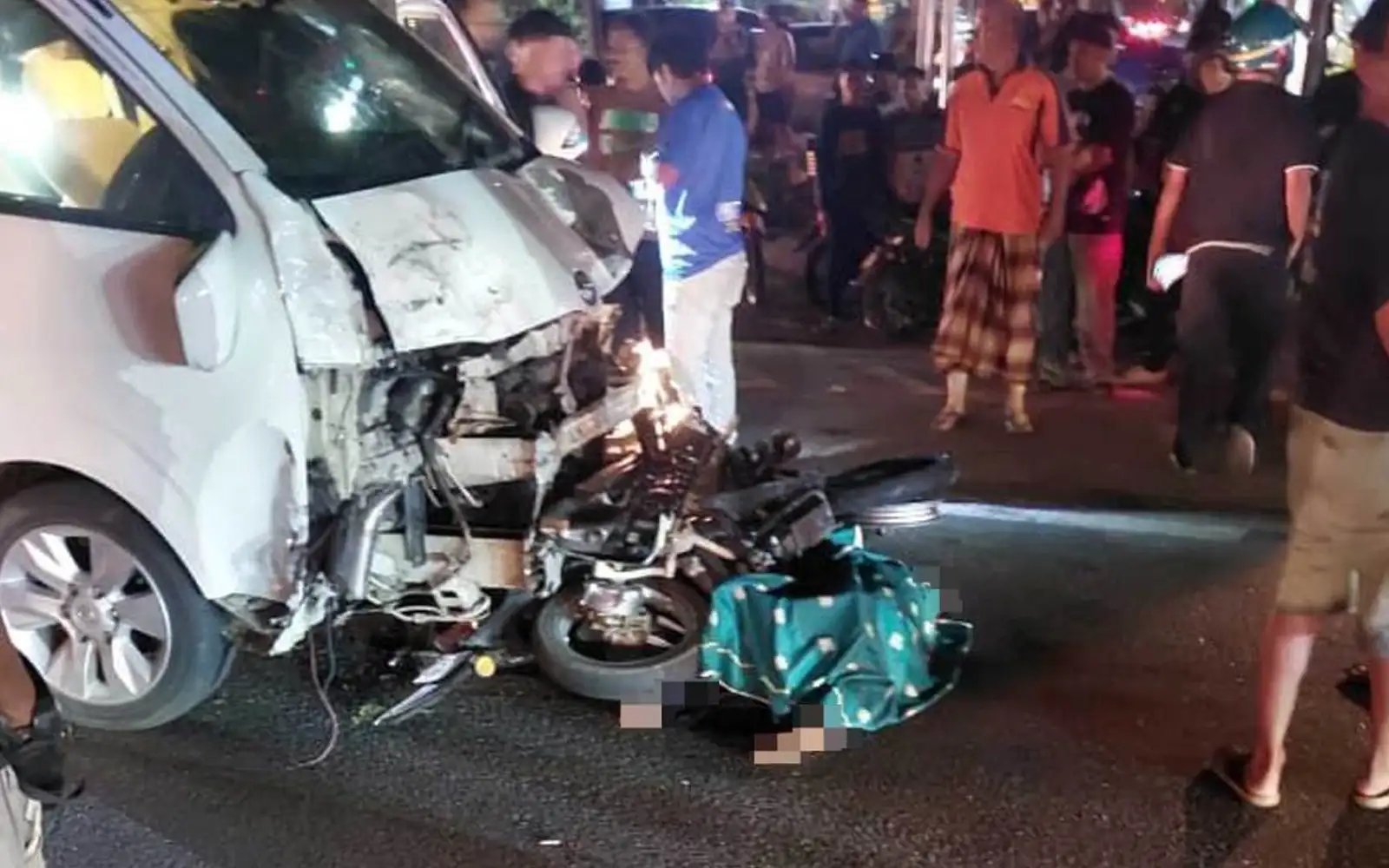 Wanita maut dirempuh van langgar lampu merah