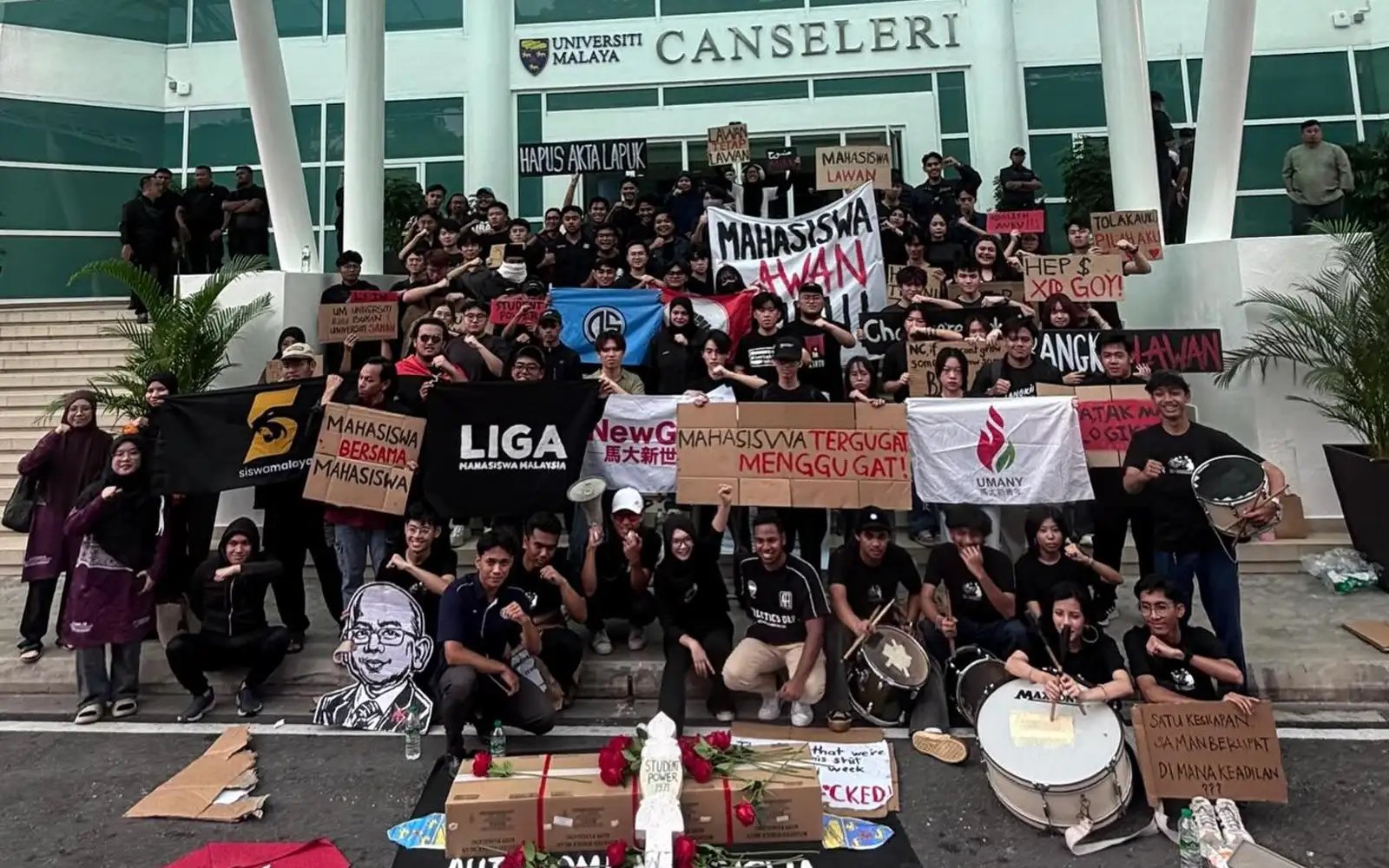 Tensions flare at UM protest after auxiliary cops seize vice-chancellor’s effigy