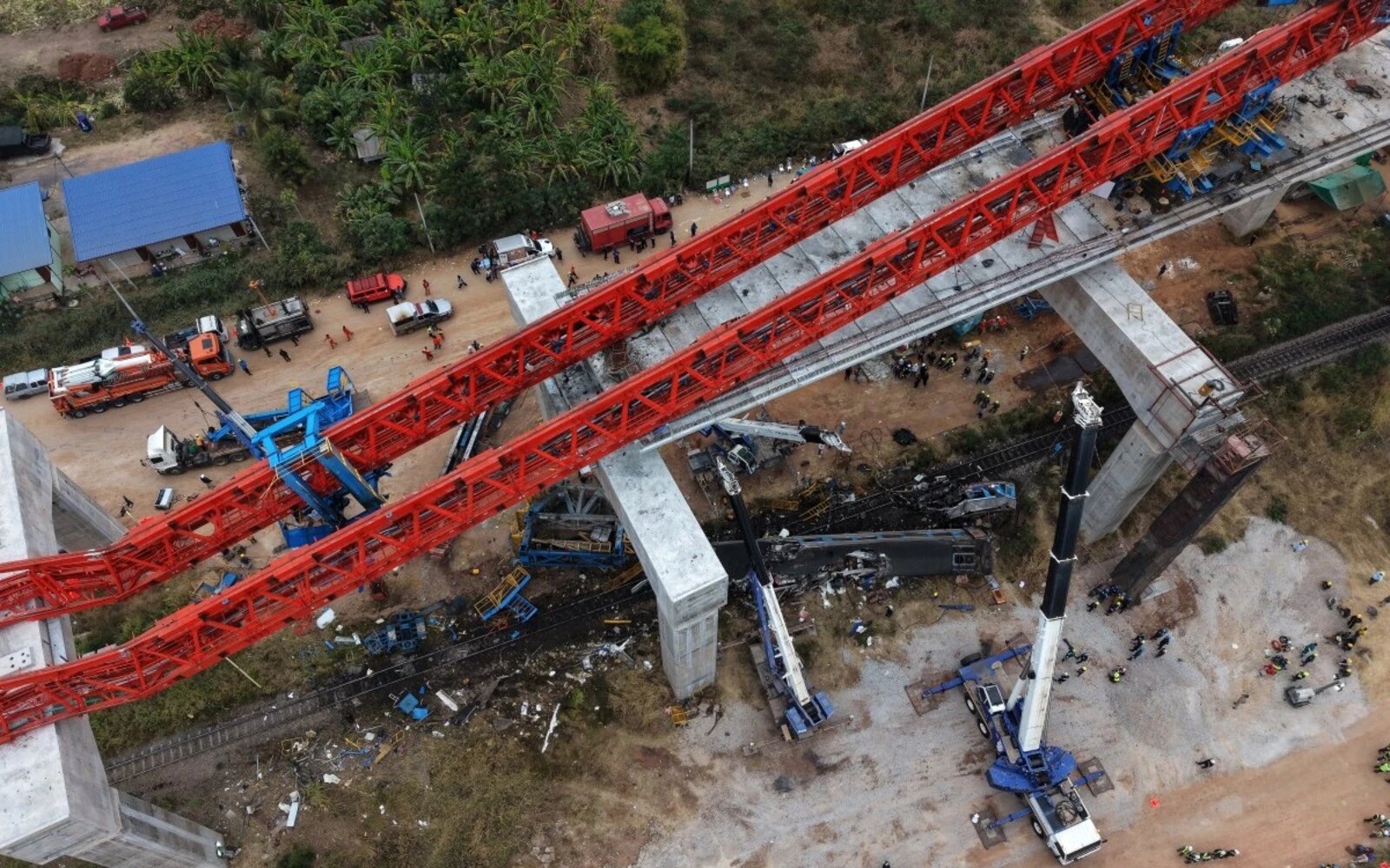 Crane collapses onto train in Thailand, 32 dead