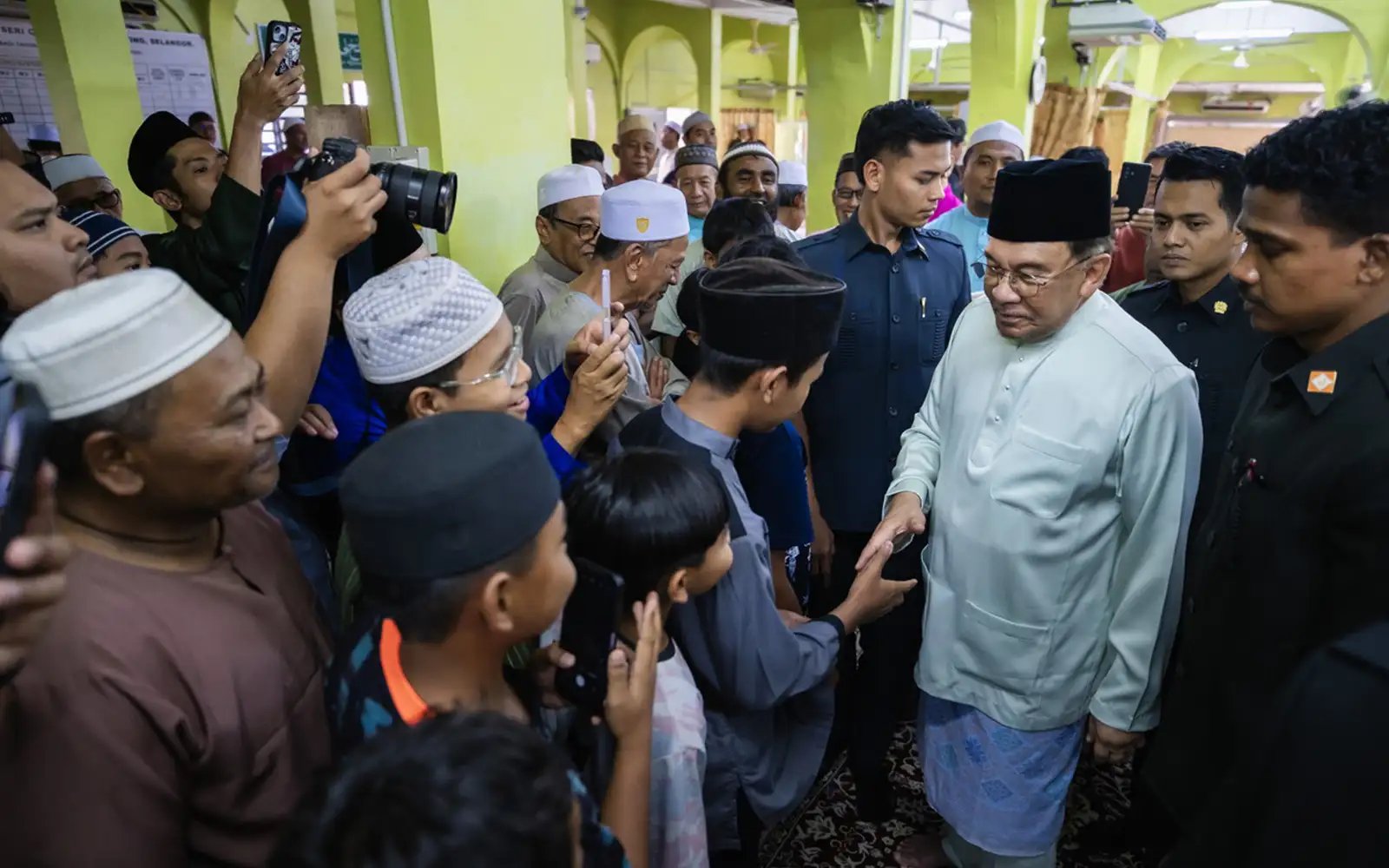 Don’t be too quick to judge Rafizi, says Anwar