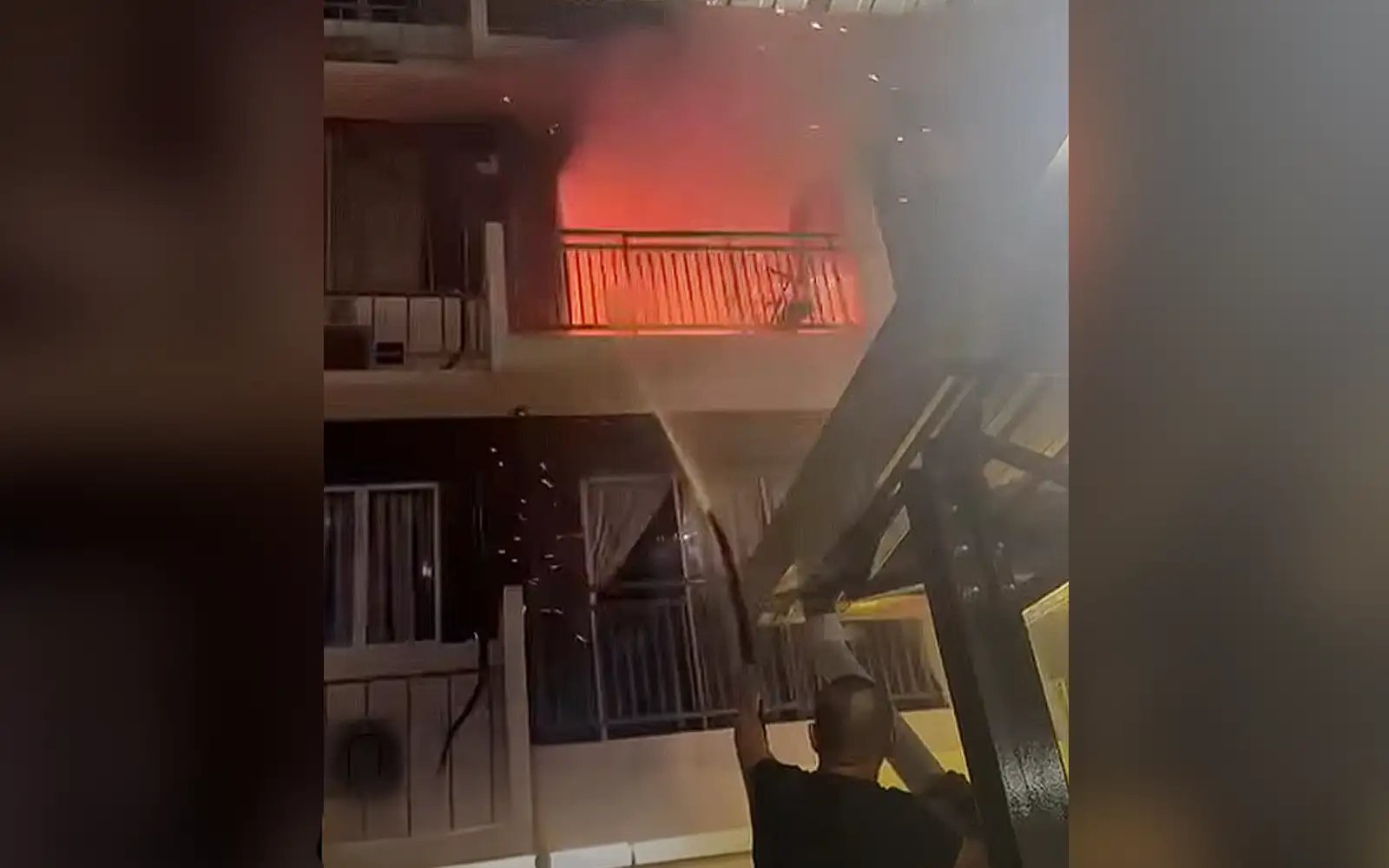 Pangsapuri simpan mercun terbakar di Kajang