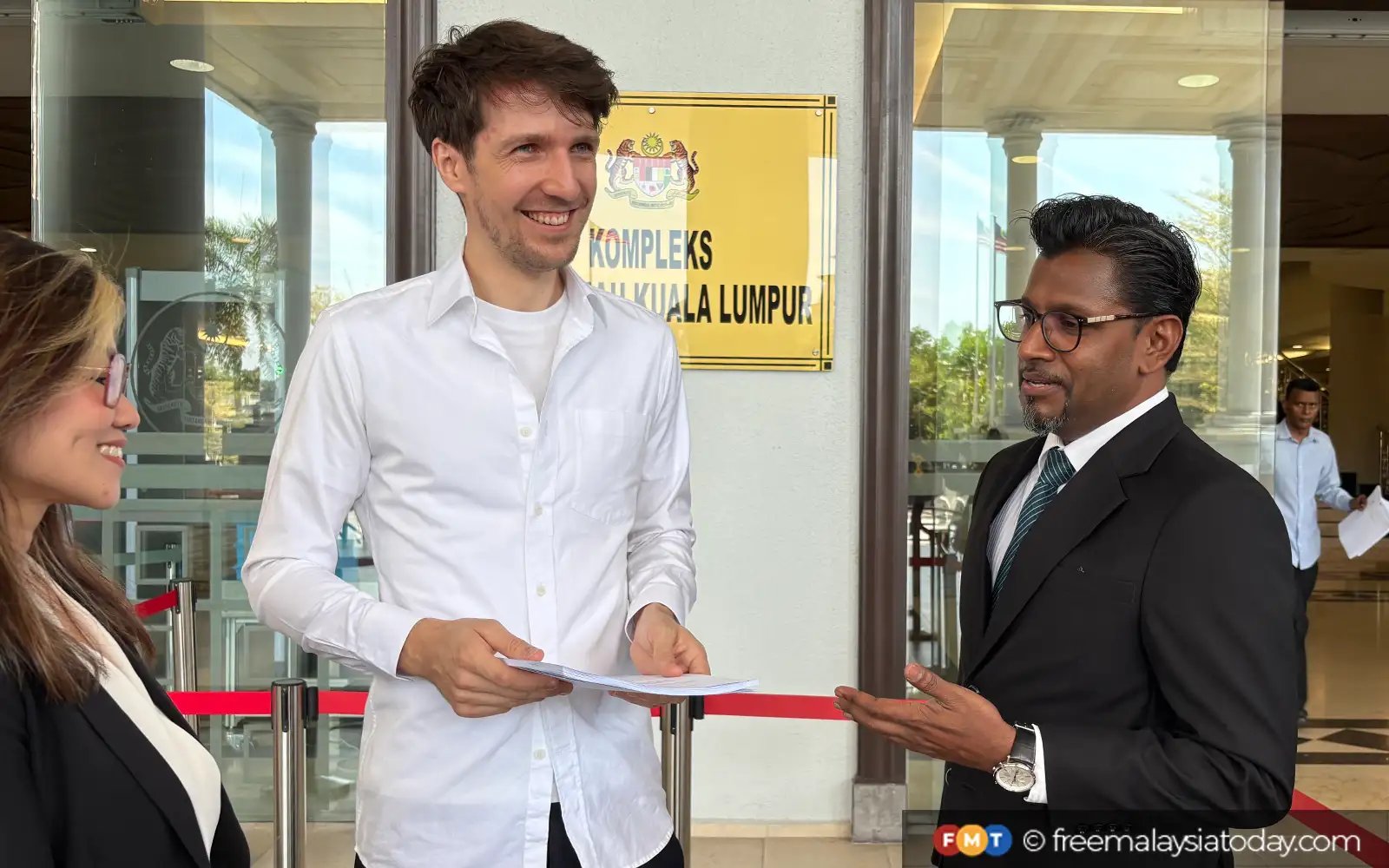 Pelukis saman AirAsia guna mural ikonik di P Pinang tanpa kebenaran