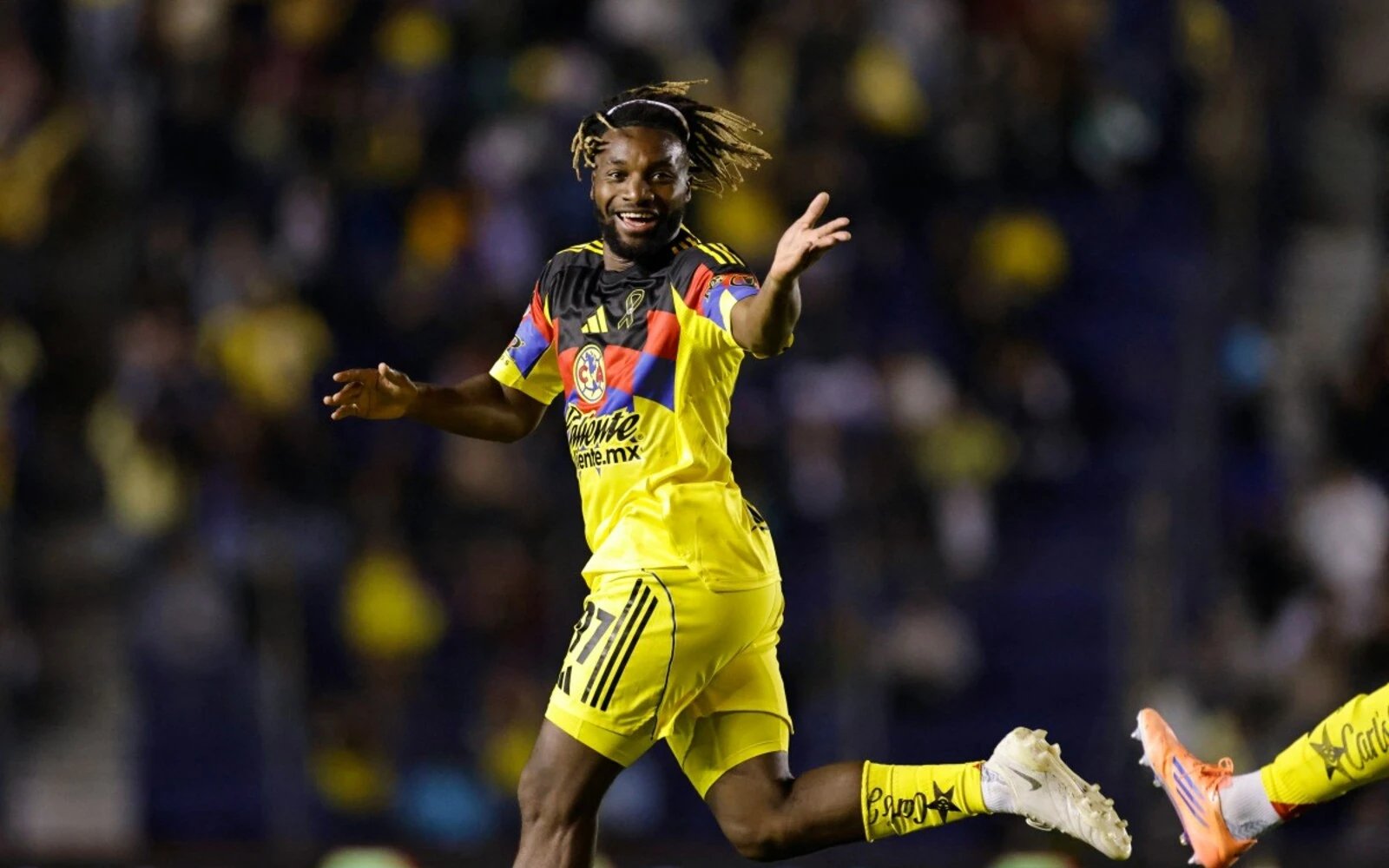 Ex-Newcastle forward Saint-Maximin joins Lens in Ligue 1 title bid