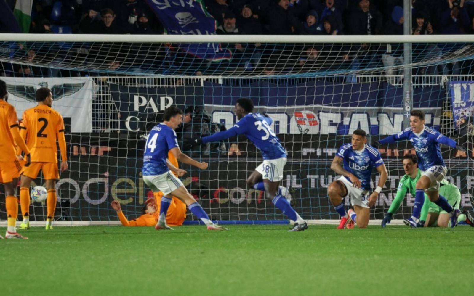 Como continue Champions League charge by beating 10-man Roma