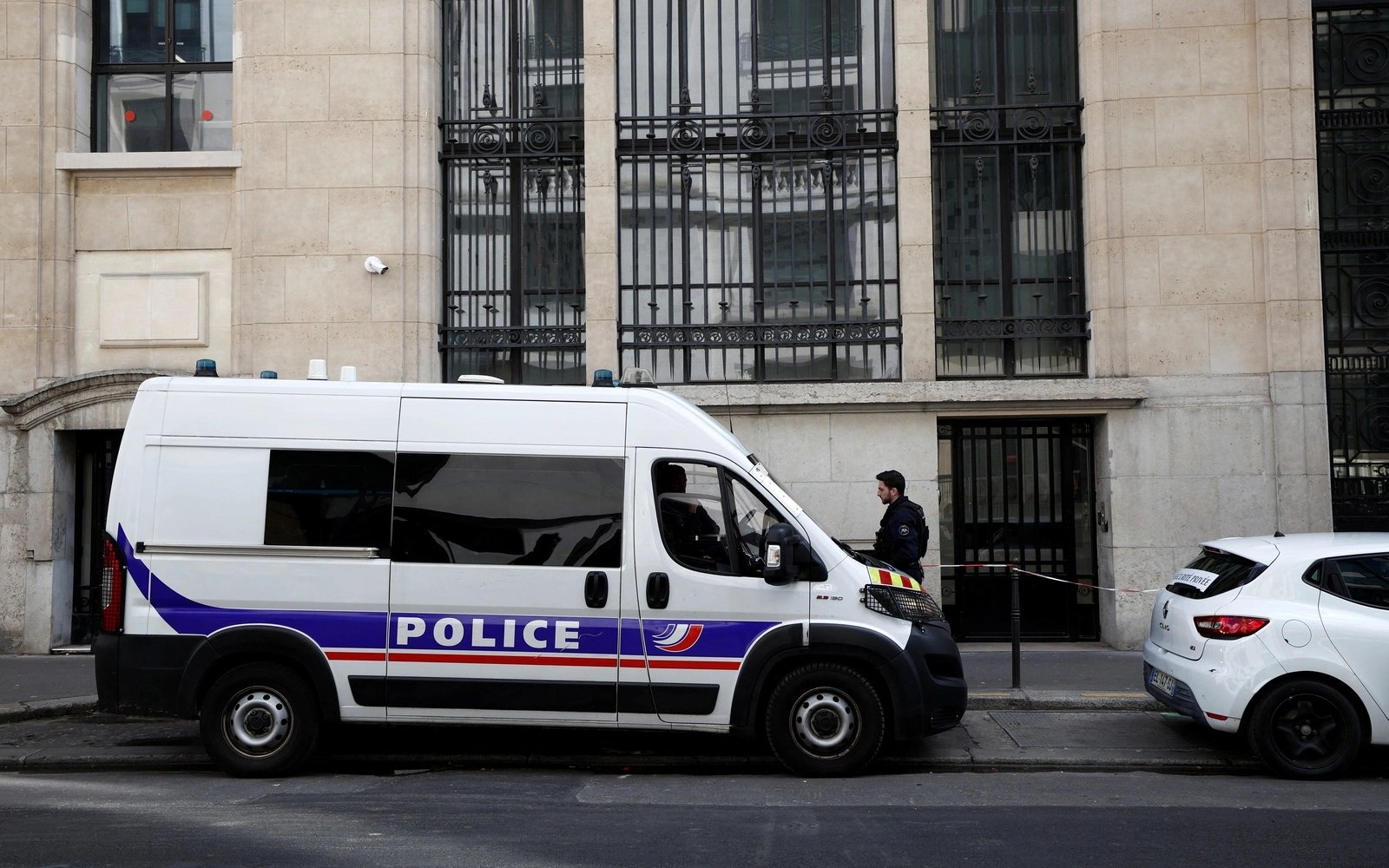 French police foil Paris bomb attack outside US bank