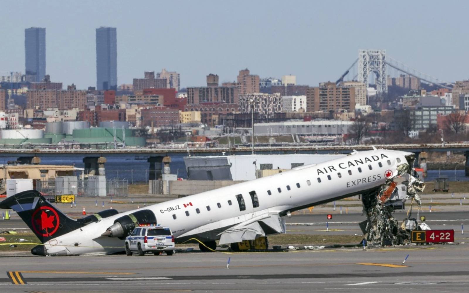 US officials downplay controller ‘distraction’ in New York crash