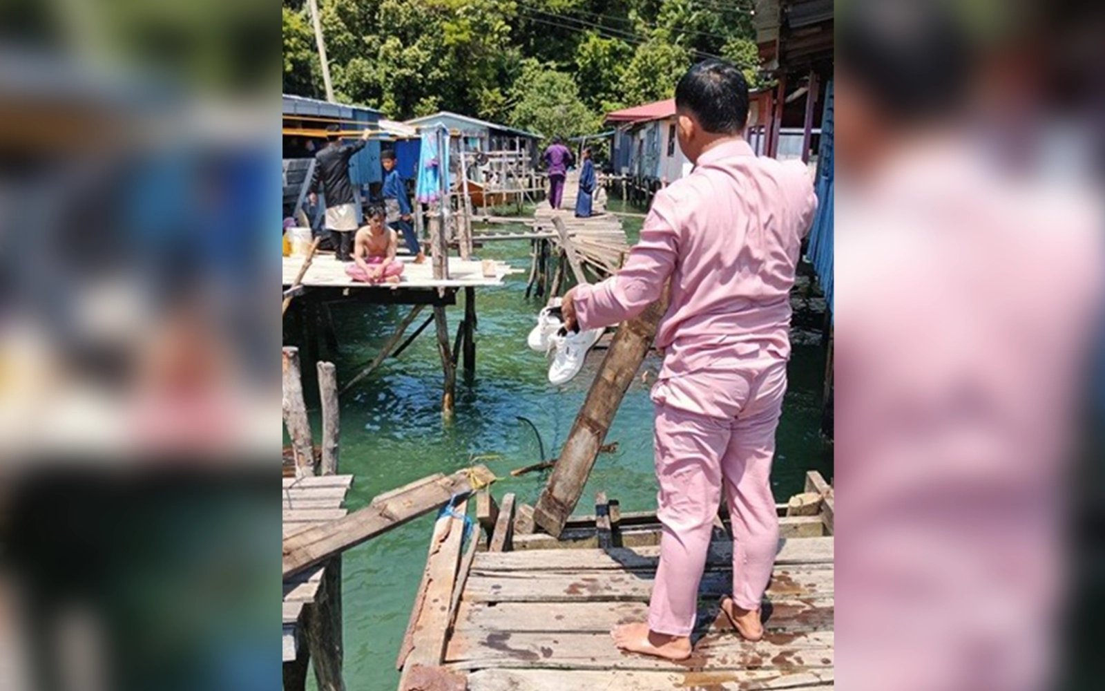 Pulau Gaya bridge collapses, Raya visitors fall into sea