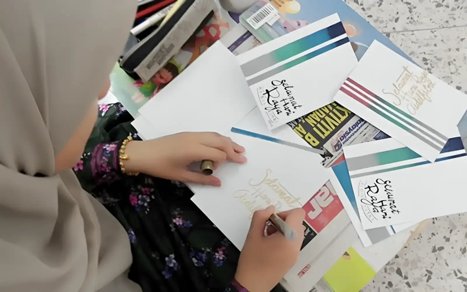 Di sebalik sampul – mengapa kami masih kirim kad raya