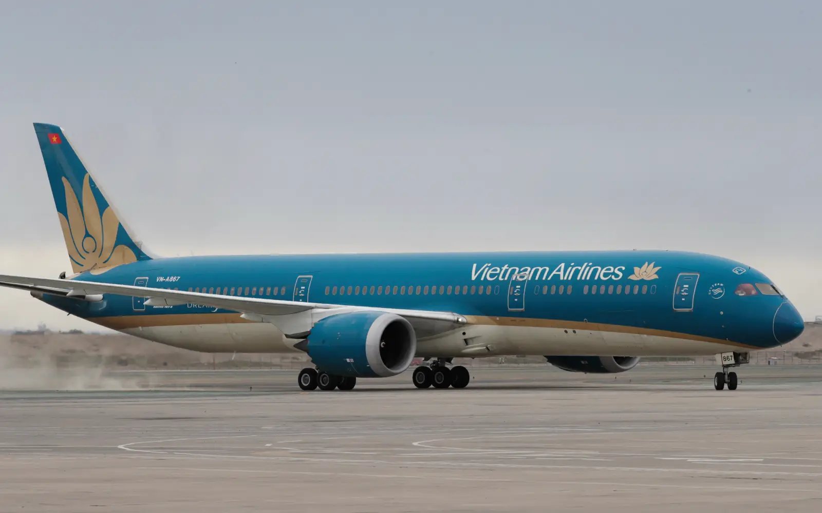 Vietnam Airlines plans domestic route cuts due to jet fuel shortage