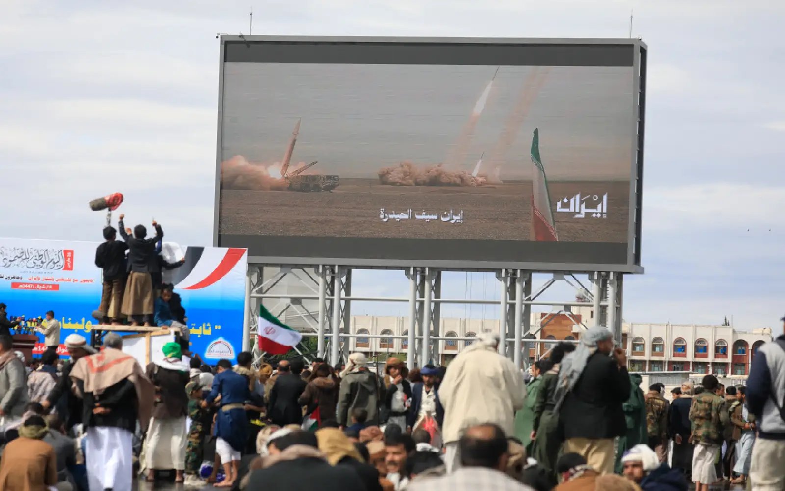 Houthis claim missile strikes on Israel, widening Middle East war