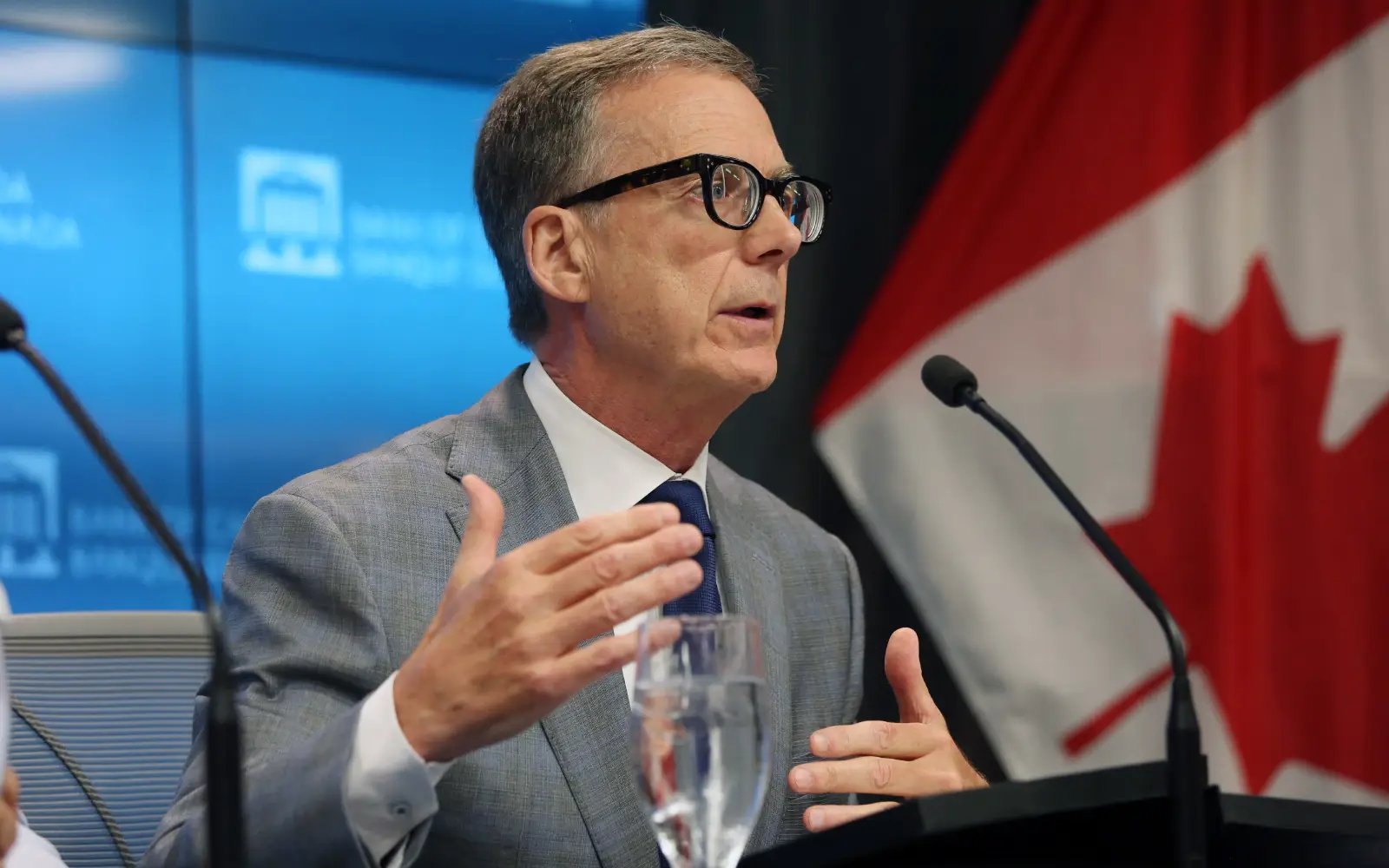 Canadian central bank holds rate steady, says war will raise inflation