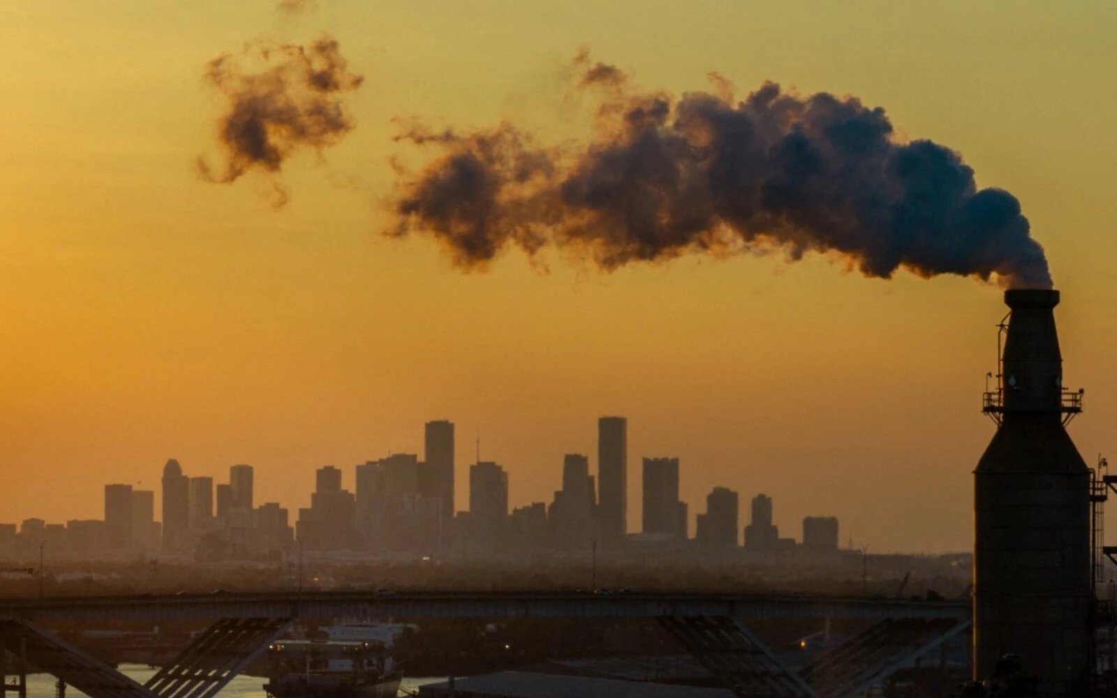 Oil refinery explosion reported in Texas