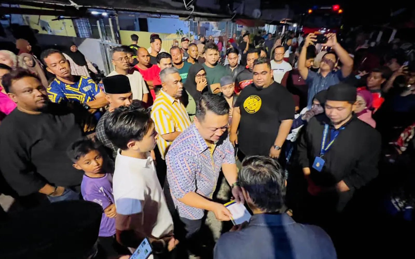 Raja Muda Perlis santuni mangsa kebakaran, serah bantuan awal