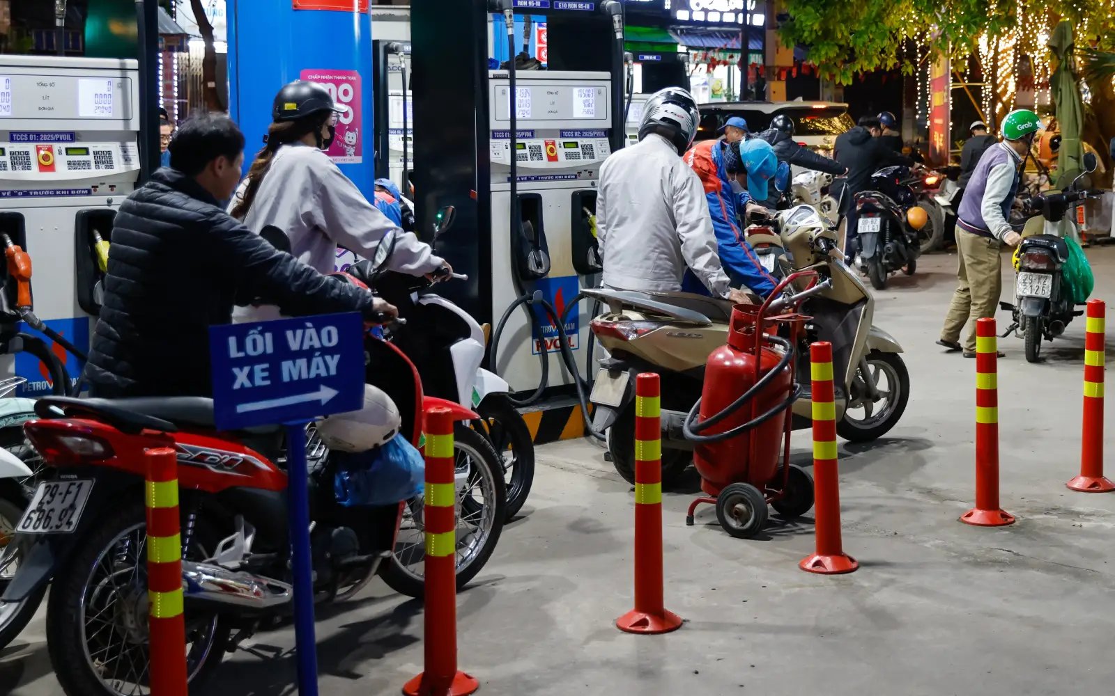 Diesel price more than doubles in Vietnam since Mideast war