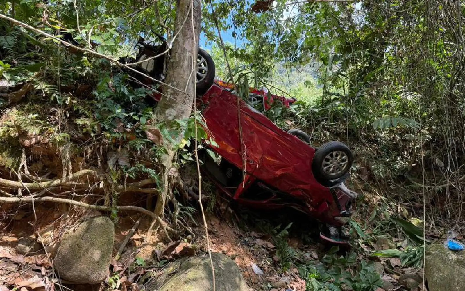 Pemandu maut kereta terjunam cerun, rempuh pokok di Kuala Krai