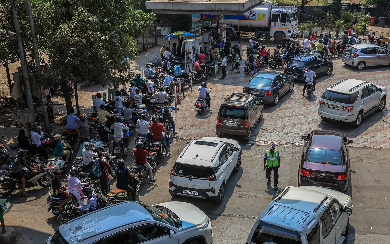 India kurangkan cukai petrol ekoran lonjakan harga minyak global