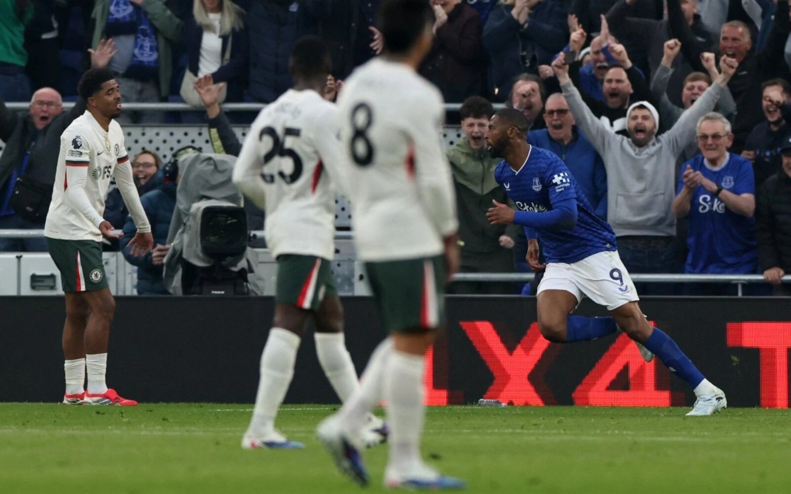 Liverpool, Chelsea slip up in Champions League race