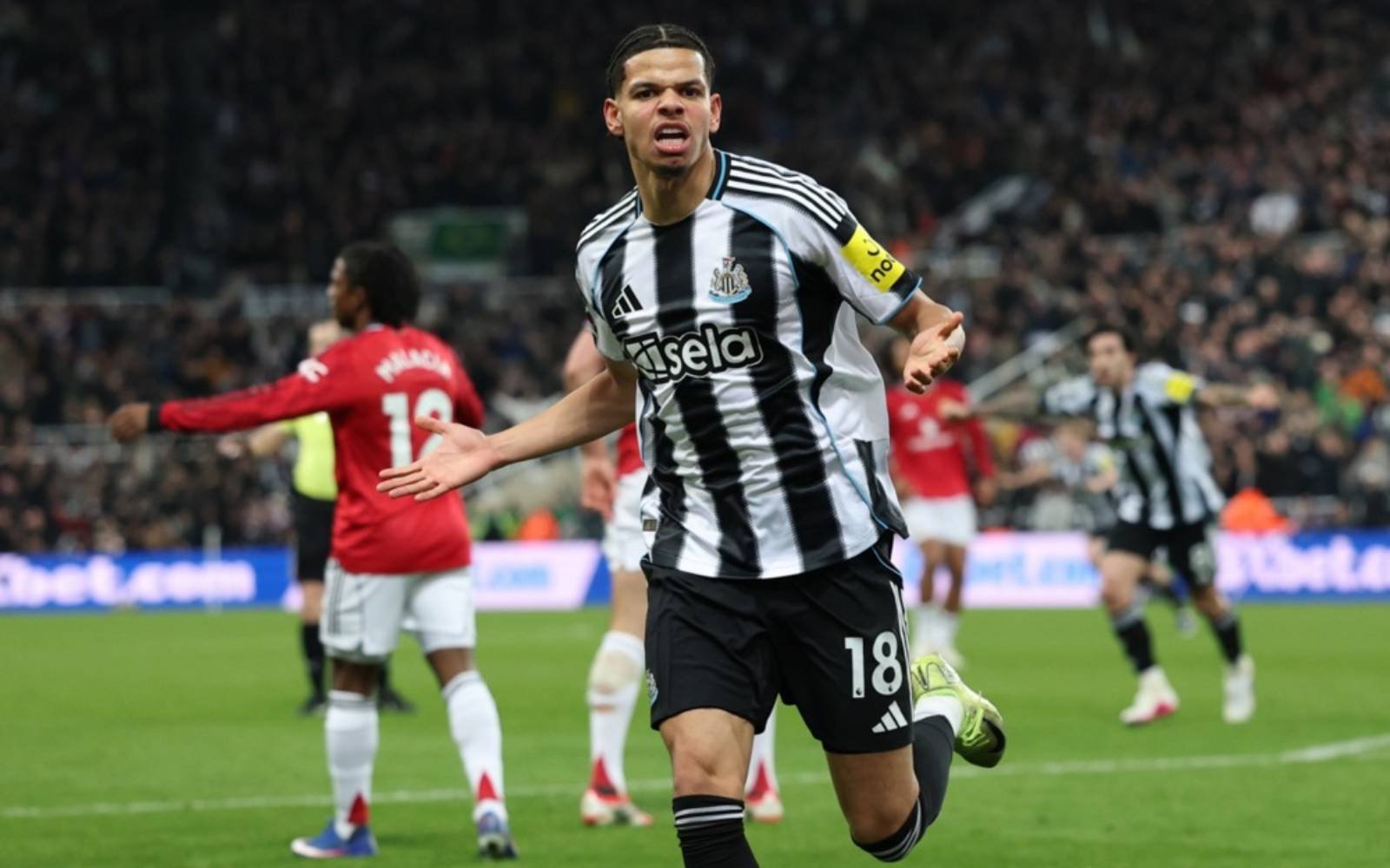 Ten-man Newcastle beat Man Utd 2-1 to end Carrick’s unbeaten run
