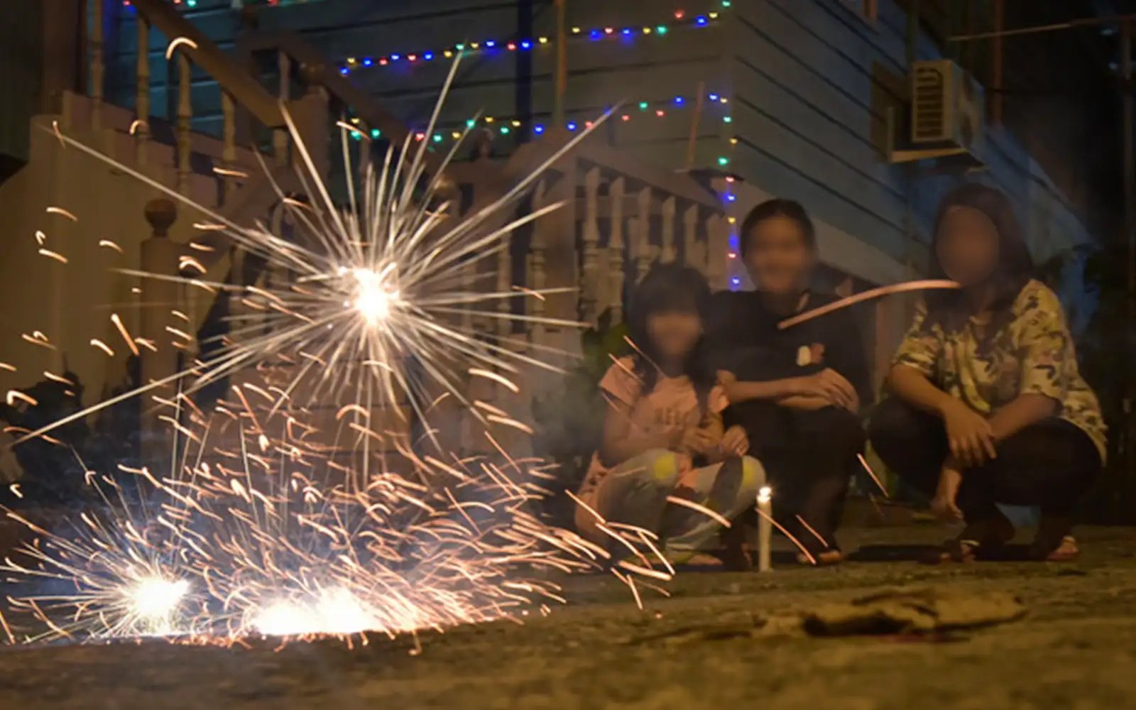 Benarkan bunga api penuhi piawaian keselamatan global, kata peguam