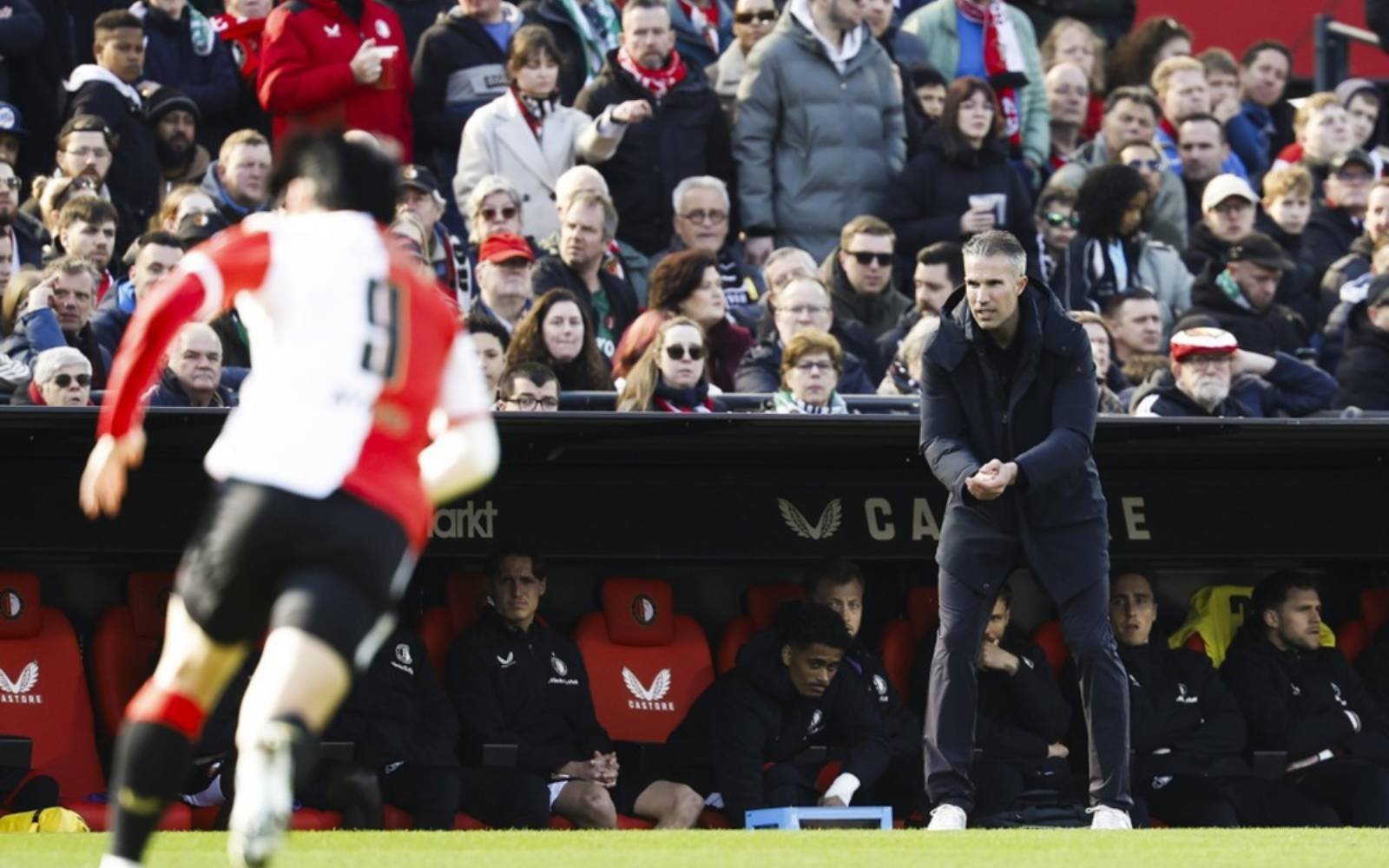 Under pressure, Van Persie gets another vote of confidence