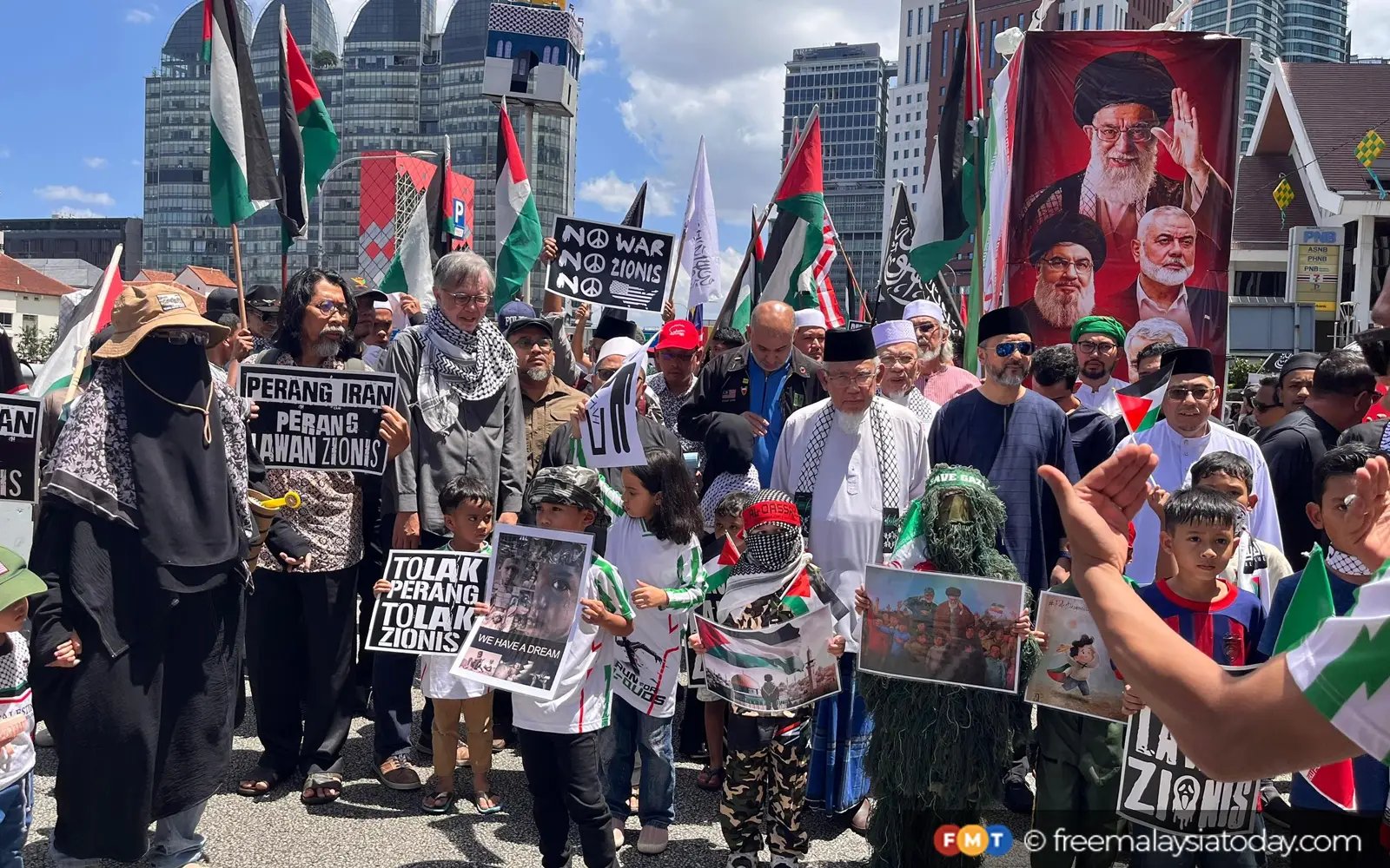 300 rally outside US embassy in support of Palestine