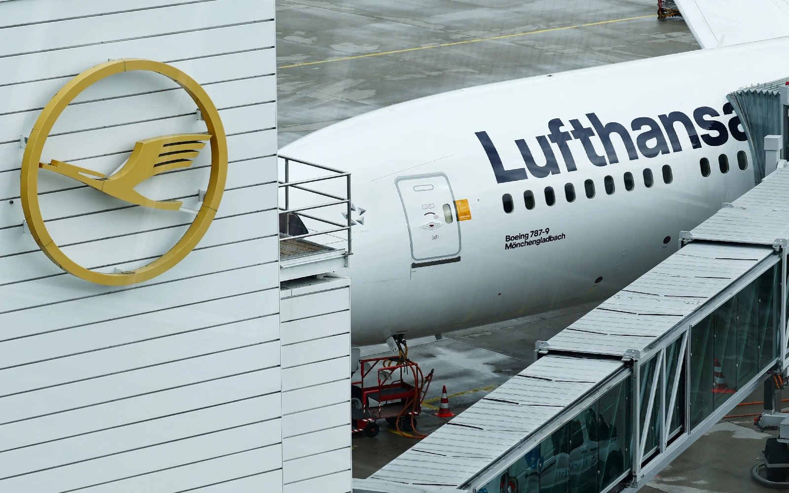Lufthansa CEO tells magazine Iran war will diminish Gulf carriers’ dominance in Asia