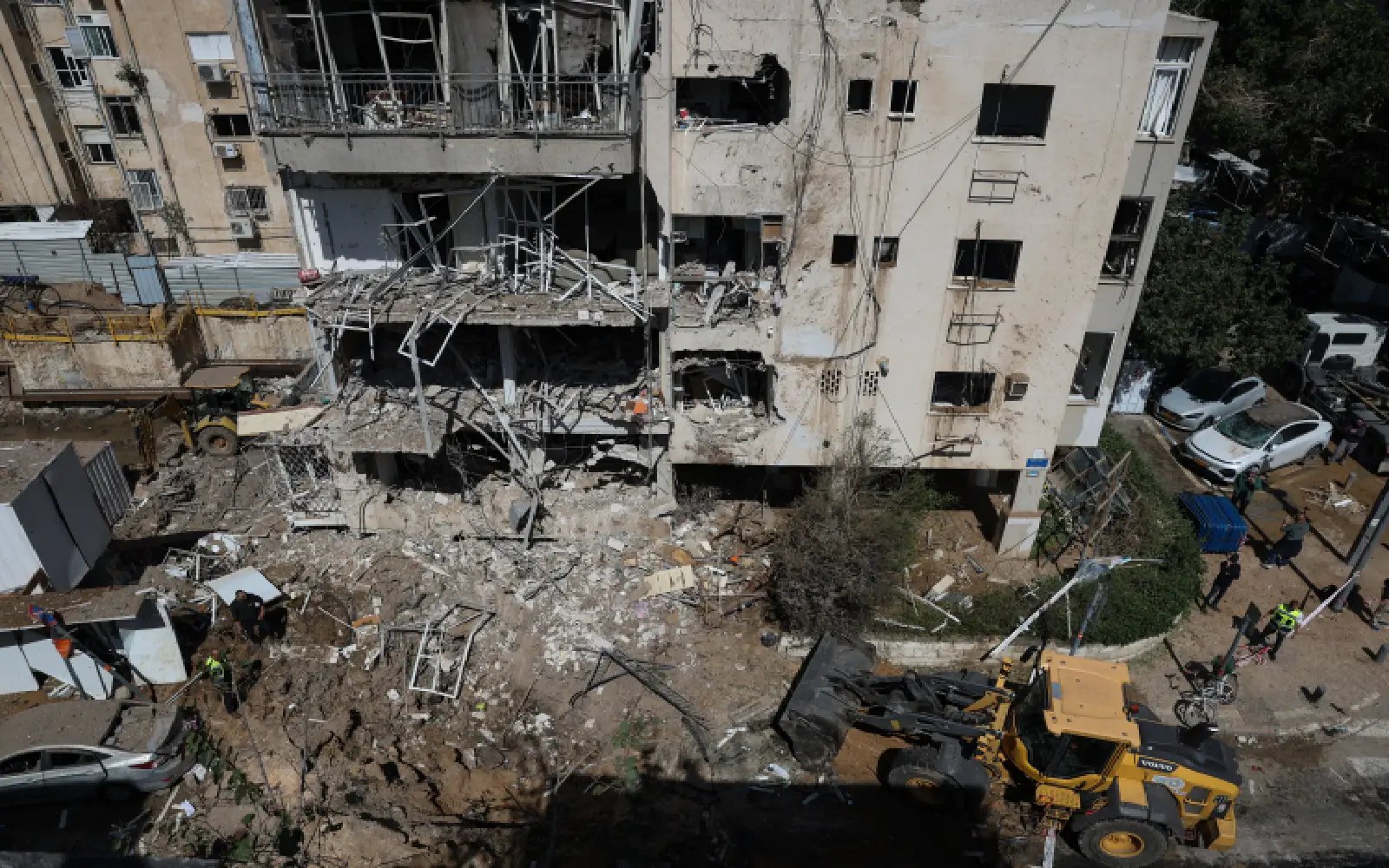 Tel Aviv building damaged in ‘direct’ hit after fresh Iran broadside