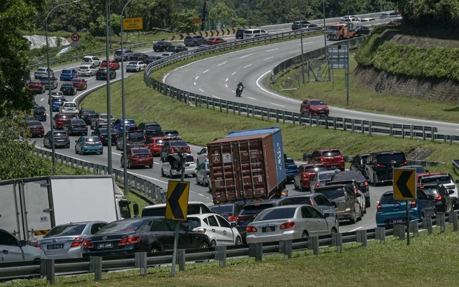 Trafik di beberapa lebuh raya utama perlahan pagi ini