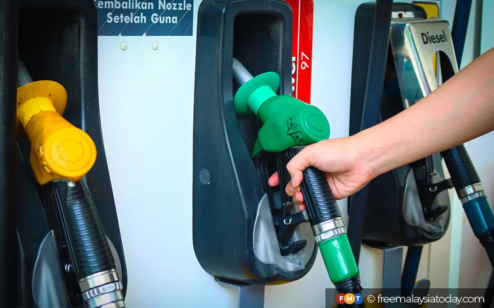 Harga RON97 naik 70 sen, diesel naik 80 sen di Semenanjung