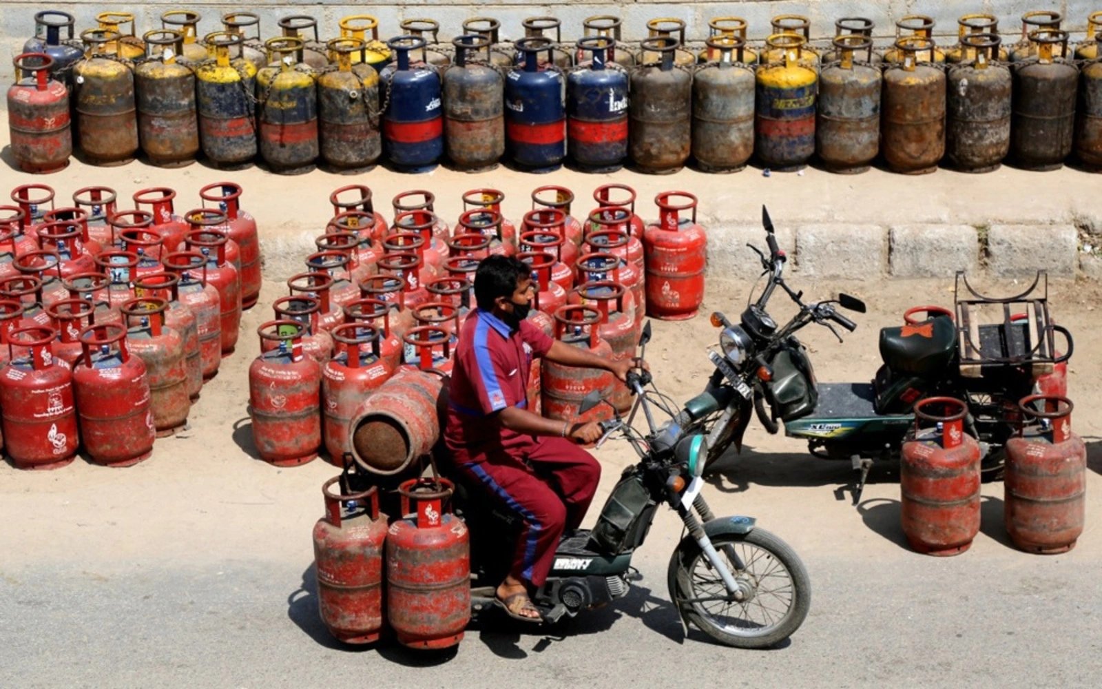 India tightens gas supplies over Mideast war