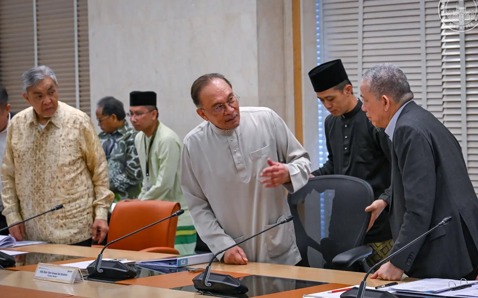 Govt to rope industry players into economic council meetings