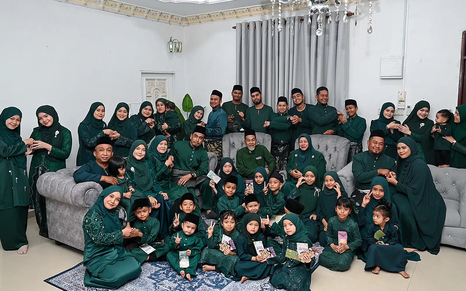 1 colour, 1 united family