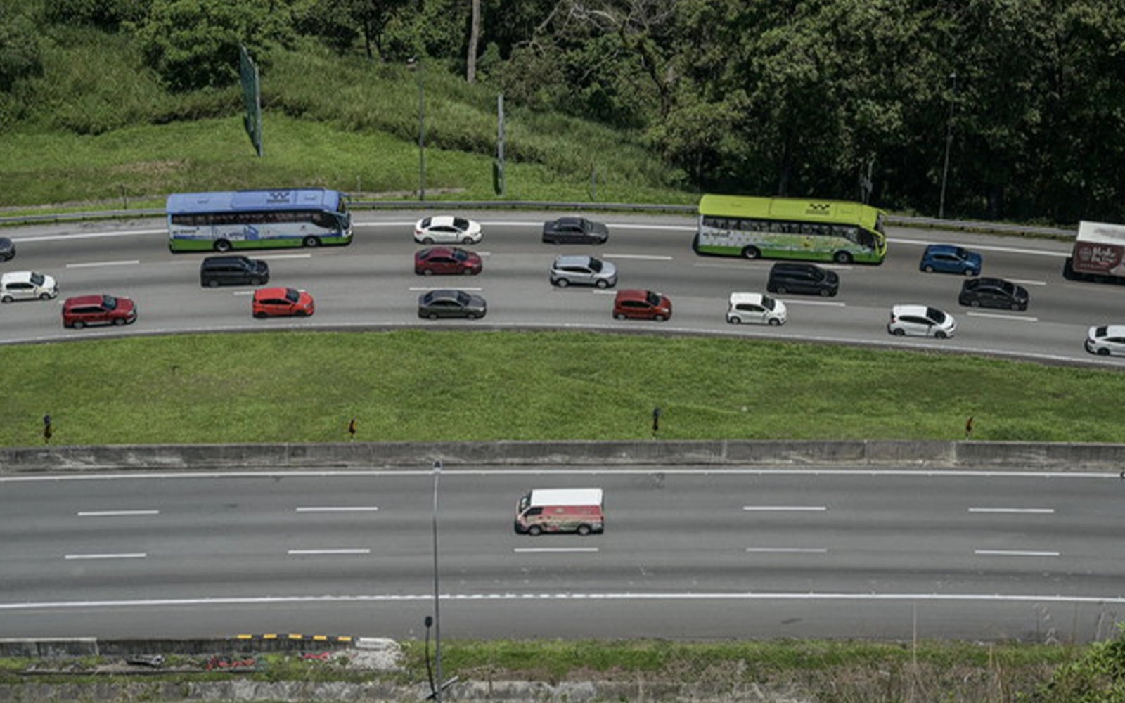 1,304 road crashes, 15 deaths on first day of Raya