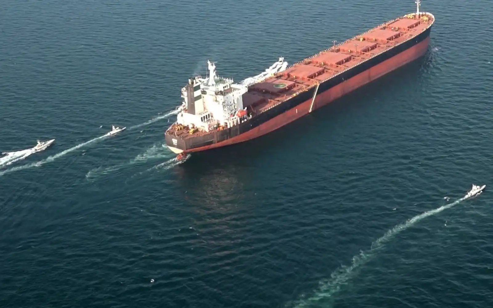 Kadar insurans lonjak 50% bila syarikat perkapalan elak Selat Hormuz