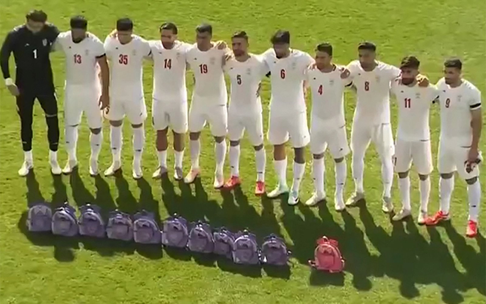Iranian footballers pay tribute to victims of school strike