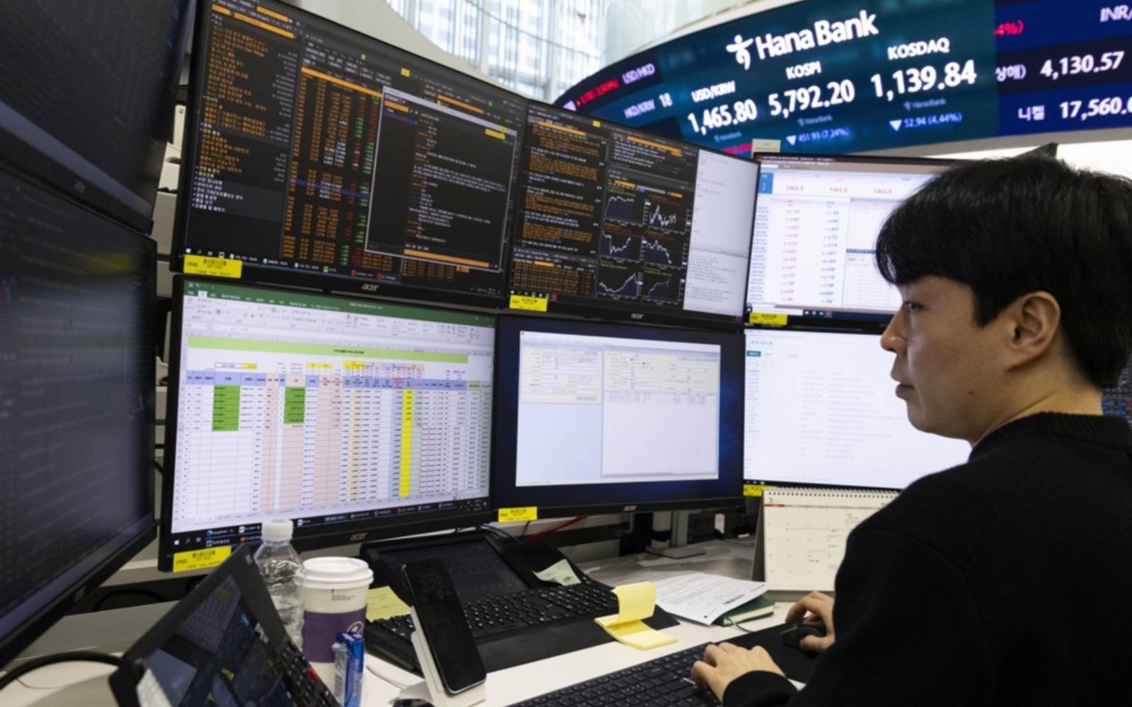 Oil slips, stocks mixed after report says Trump willing to end war