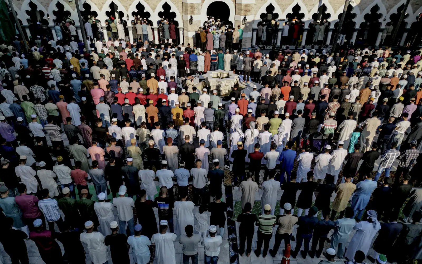 Umat Islam sambut 1 Syawal dengan solat Aidilfitri