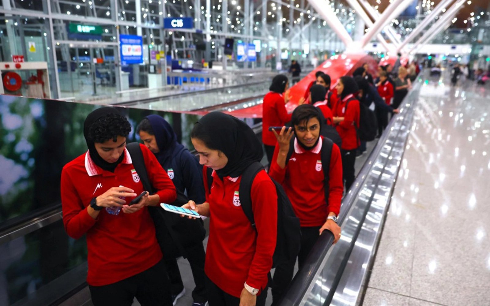 Pemain skuad bola sepak wanita Iran tiba di Malaysia