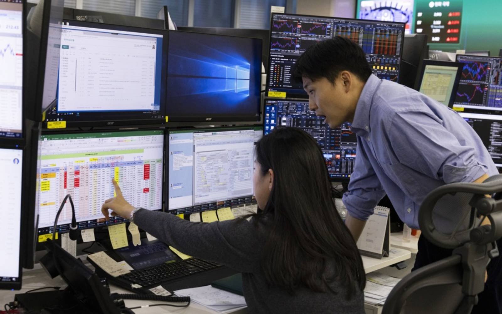 Asian stocks fall, oil up as Trump threatens Iran