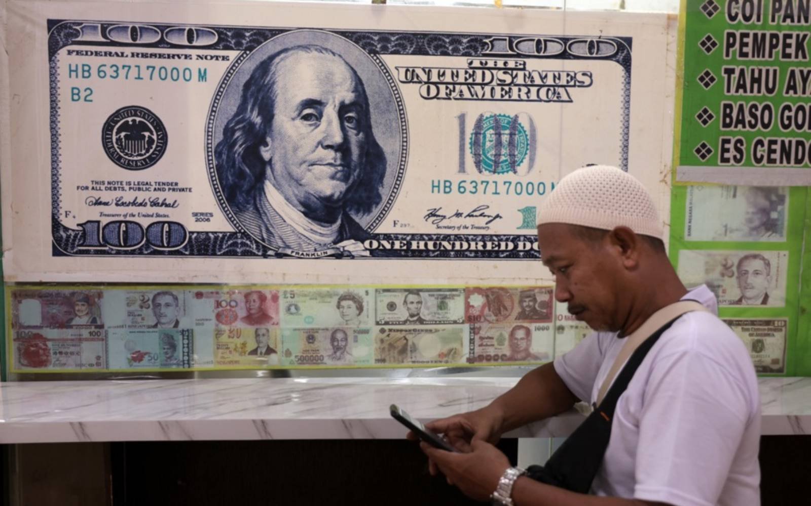 Indonesia tightens dollar-buying rules over outflows