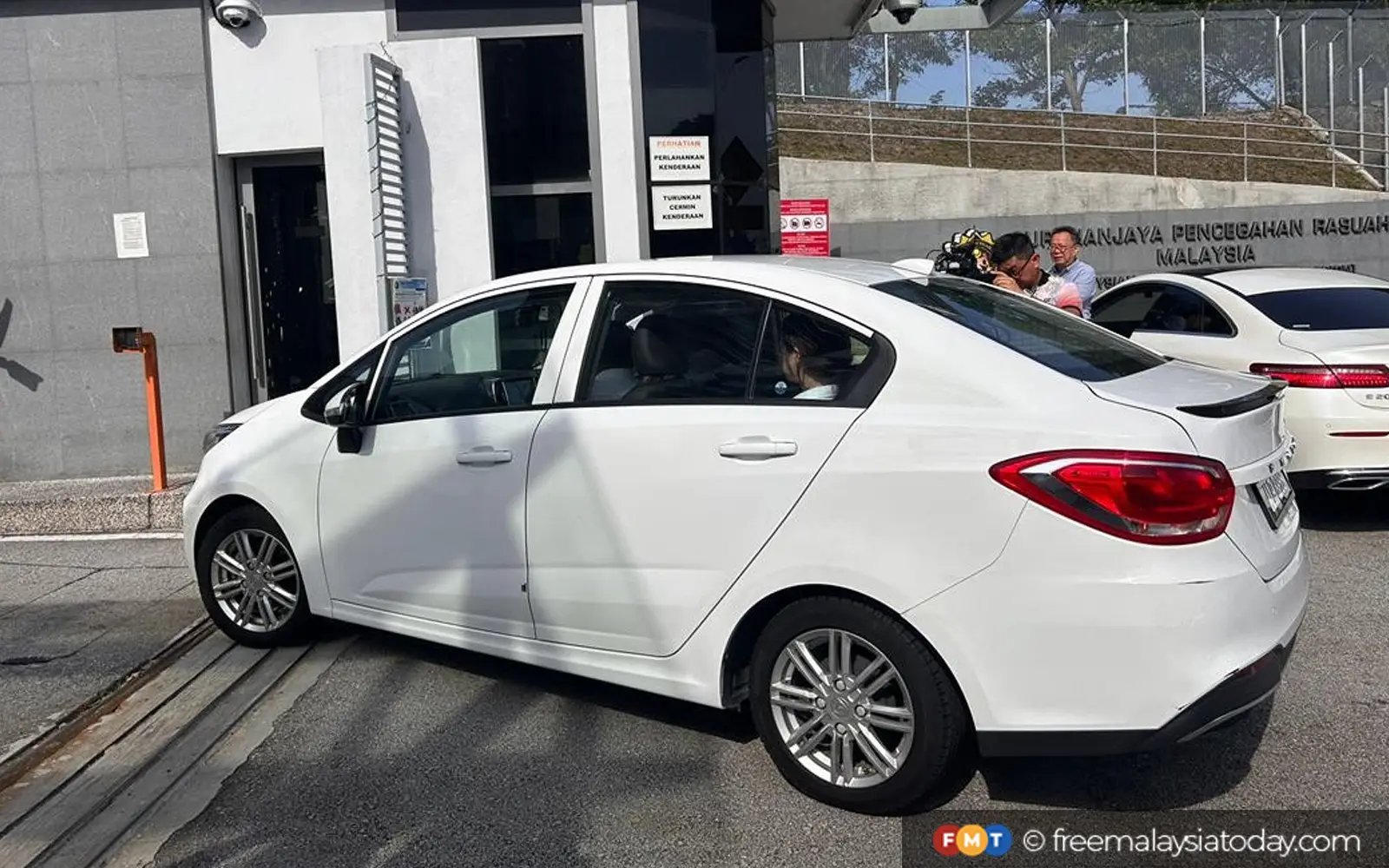 James Chai tiba di ibu pejabat SPRM