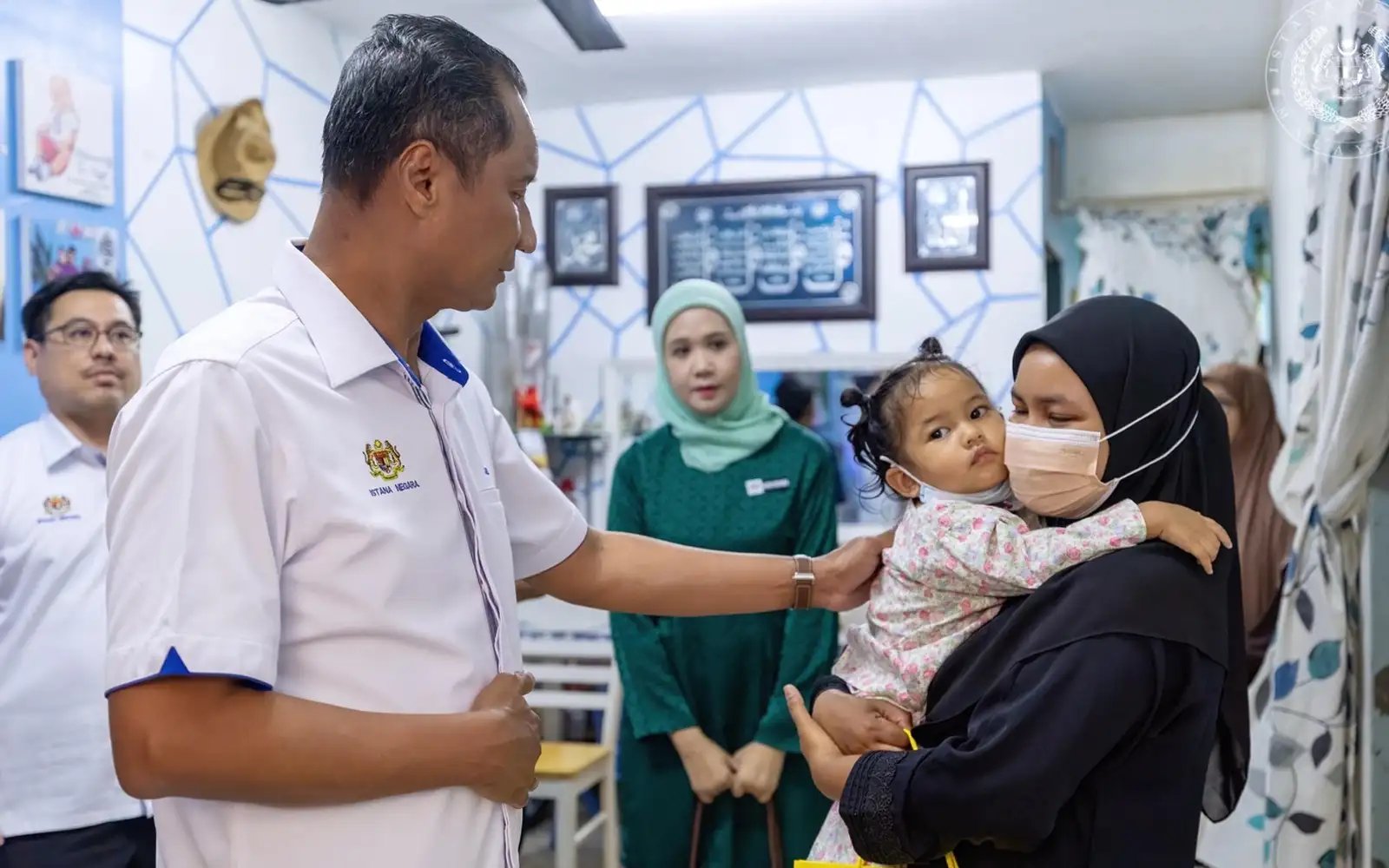 Agong, Permaisuri beri sumbangan kepada waris mangsa kemalangan maut di Klang