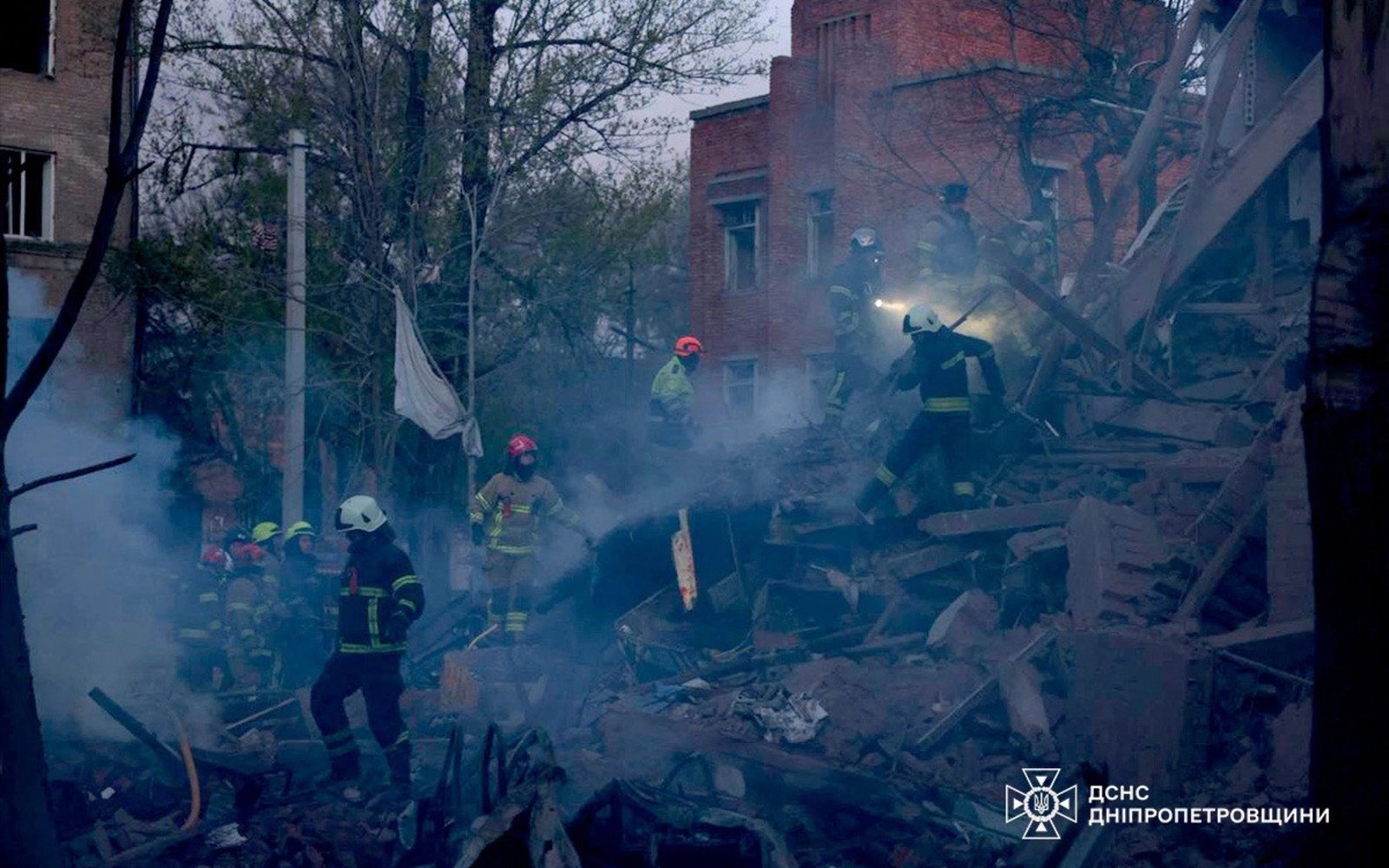 Major Russian attack on Ukraine kills 7, wounds dozens