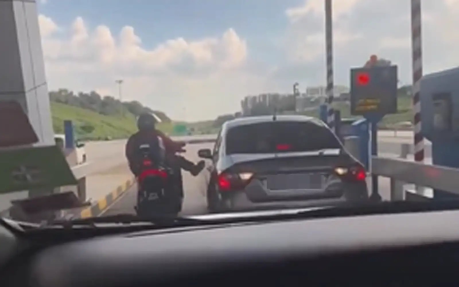 Cops nab man suspected of kicking car at Kajang toll plaza
