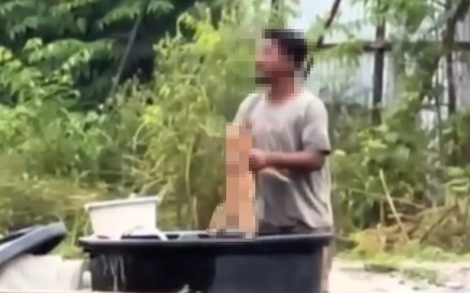 Lelaki tular rendam anjing dalam tangki berisi air ditahan