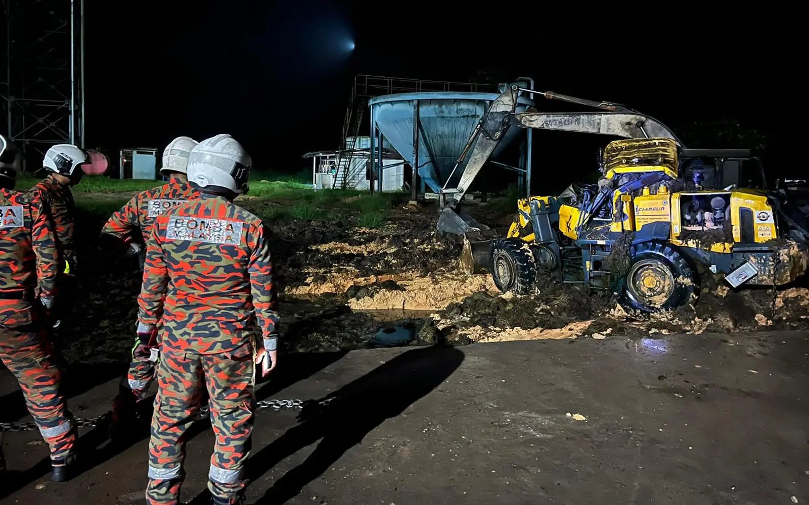 Pemandu lemas, jentera berat terjunam kolam